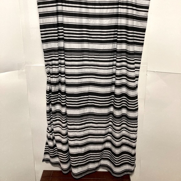 Soft black and white striped maxi skirt - Picture 3 of 3